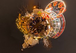 Der Schloßplatz beim Lamberti-Markt 2025 als Weltkugel. Foto: Sascha Stüber