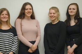 Jugendjury. Von links nach rechts: Celine Luginbühl, Rabia Makari, Cosma-Sophie Lausen und Marie-Julie Lewitz. Foto: Stadt Oldenburg.