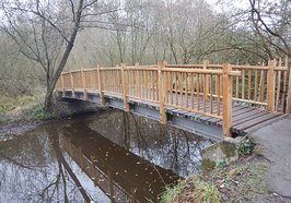 Diese Fußgängerbrücke in der Haarenniederung bekommt einen neuen Holzbohlenbelag. Foto: Stadt Oldenburg