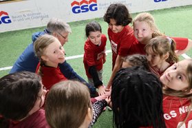 Mädchen freuen sich auf den Turnierstart. Foto: Futbalo Girls