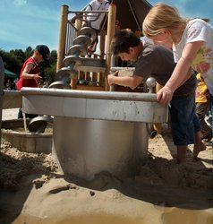 Kinder spielen am Wassermatschplatz. Foto: Stadt Oldenburg