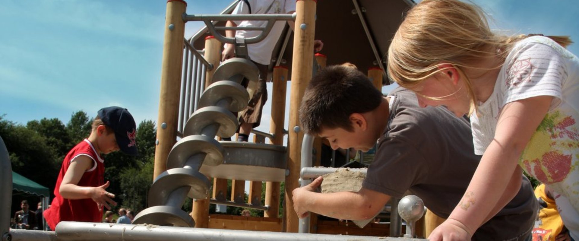 Kinder spielen am Wassermatschplatz. Foto: Stadt Oldenburg
