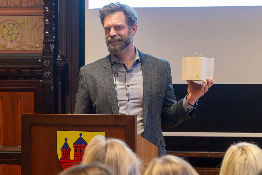 Ole Marten stellt die von ihm entworfene Trophäe vor. Foto: Sascha Stüber