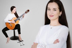 Frau mit Gitarre und Portrait