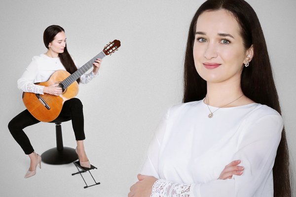 Frau mit Gitarre und Portrait