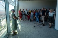 Auf Einladung von Oberbürgermeister Jürgen Krogmann (vorne zweiter von rechts) besichtigten einige Ratsmitglieder mit ihm gemeinsam die Baustelle des neuen Stadtmuseums. Foto: Sascha Stüber