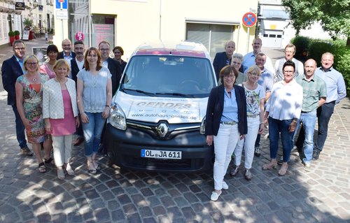 Sozialdezernentin Dagmar Sachse (Vorne mittig) hat den gespendeten Renault von rund 40 Sponsoren entgegengenommen. Foto: Stadt Oldenburg.