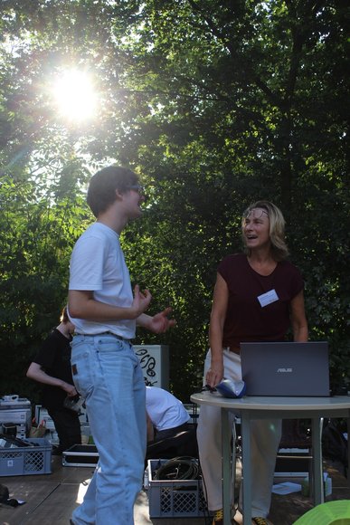 Ina von der GWA und die Technik-AG des Gymnasiums Eversten haben die Bühnentechnik im Griff. Foto: Sonja Deuling