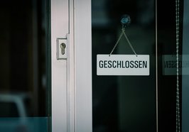 Schild an einer Tür mit der Aufschrift „Geschlossen". Bild: DiePhotoPotato/Pexels