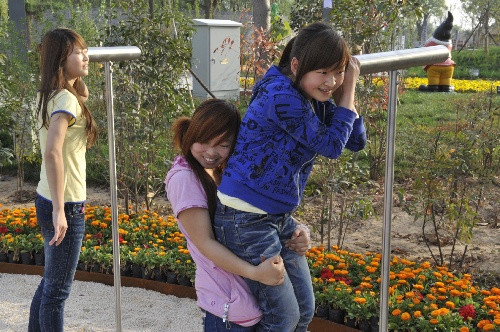 Junge Mädchen vor den fünf Resonator-Röhren, die Nachbauten von Exponaten des Oldenburger Hörgartens sind. Foto: Stadt Oldenburg