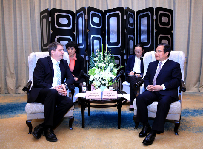 Oberbürgermeister Krogmann und sein Gegenpart sitzen nebeneinander, im Hintergrund Dolmetscherinnen. Foto: Stadt Oldenburg