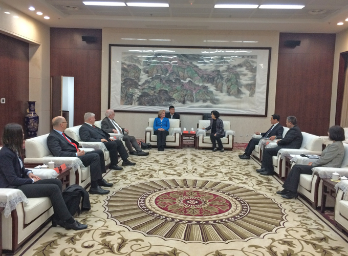 In einem großen Raum sitzen Delegationsmitglieder in Sesseln; Bürgermeisterin Petra Averbeck sitzt am Ende des Raumes. Foto: Stadt Oldenburg
