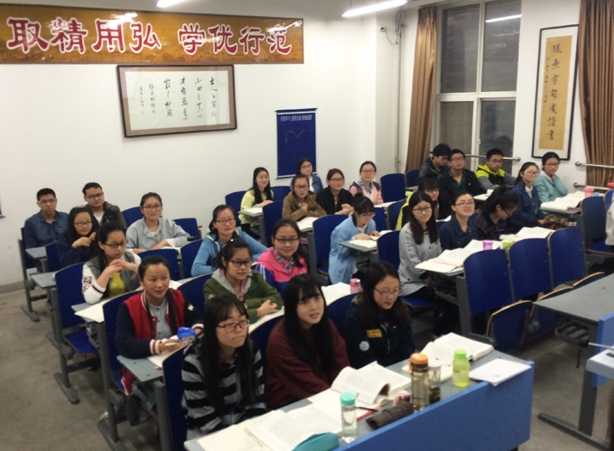 Studentinnen und Studenten der Universität in Xi'an sitzen in einem Seminarraum an Tischen. Foto: Stadt Oldenburg