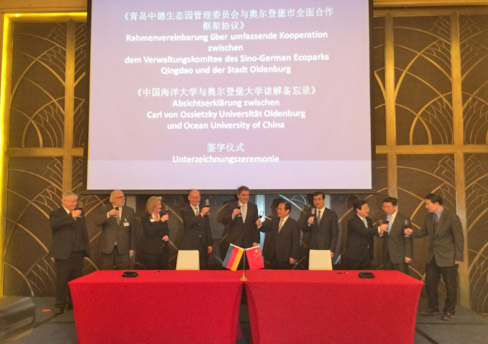 Mitglieder der Delegation aus Oldenburg und Vertreter des Sino-German Ecoparks und der Ocean University of China prosten sich mit Sektgläsern zu. Foto: Stadt Oldenburg