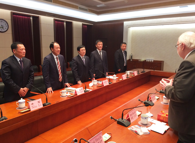 Vertreter des Volkskongresses in Xi'an stehen an einem Konferenztisch, auf dem Namensschilder stehen. Foto: Stadt Oldenburg