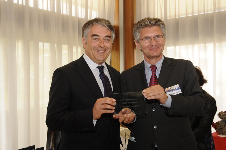 Gilles Bourdouleix und Gerd Schwandner mit Jubiläumsplakette. Foto: Etienne Lizambard