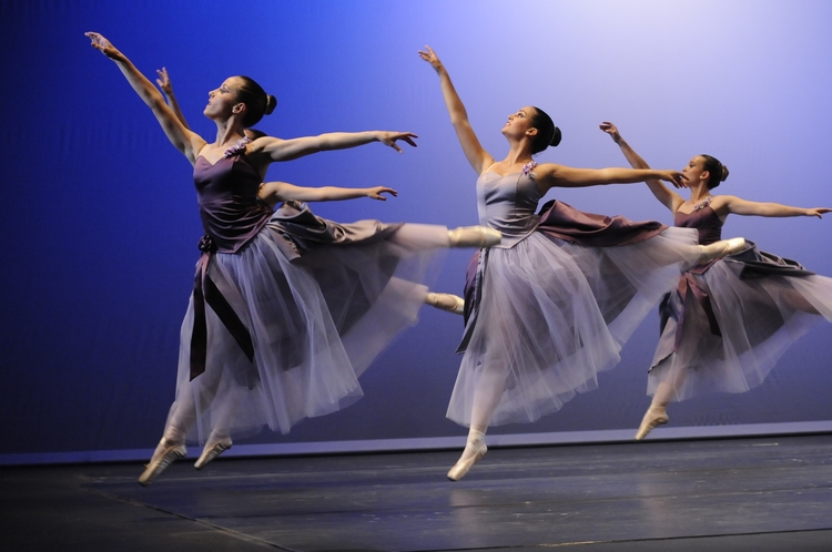 Vier Ballettschülerinnen in Spitzenschuhen und langen Tüllröcken bei ihrem Auftritt. Foto: Etienne Lizambard