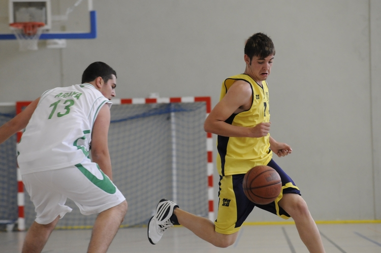 Zwei Basketballspieler in einer Turnhalle. Foto: Etienne Lizambard