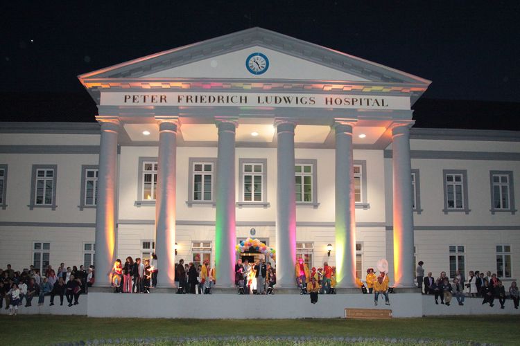 Das beleuchtete PFL am Abend. Foto: Hergen Griesbach/CeWe Color