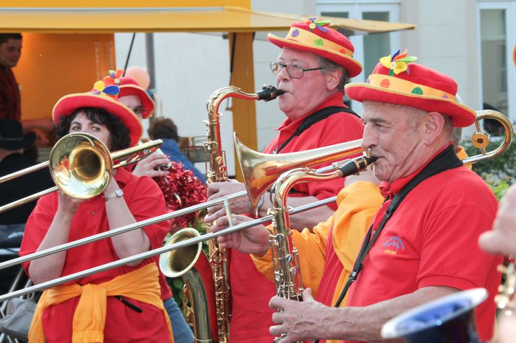Les Musiciens en Folie aus Cholet, als Clowns verkleidete Bläser. Foto: Hergen Griesbach/CeWe Color
