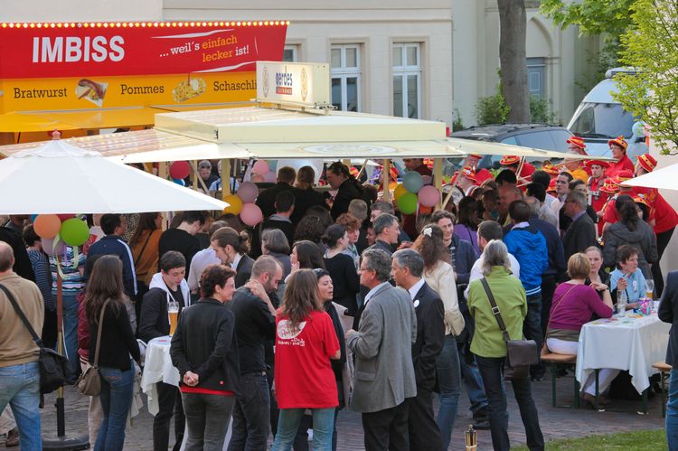 Imbissstände bei der Abschlussveranstaltung. Foto: Hergen Griesbach/CeWe Color