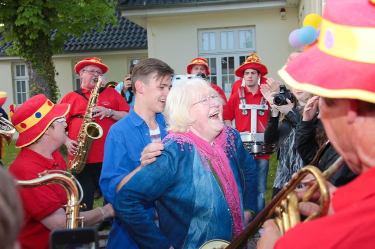 Ausgelassener Tanz bei der Abschlussveranstaltung. Foto: Hergen Griesbach/CeWe Color