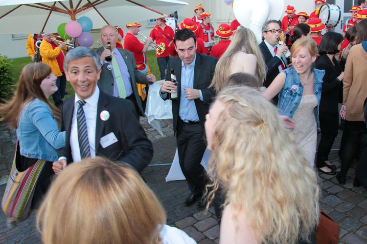 Ausgelassener Tanz bei der Abschlussveranstaltung. Foto: Hergen Griesbach/CeWe Color