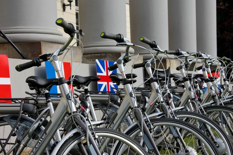 Fahrräder vor dem PFL beim Thementag „Aktives Altern“. Foto: Hergen Griesbach/CeWe Color