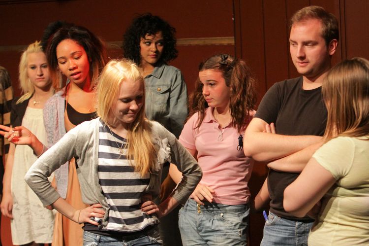 Jugendliche bei der Theater-Aufführung. Foto: Hergen Griesbach/CeWe Color