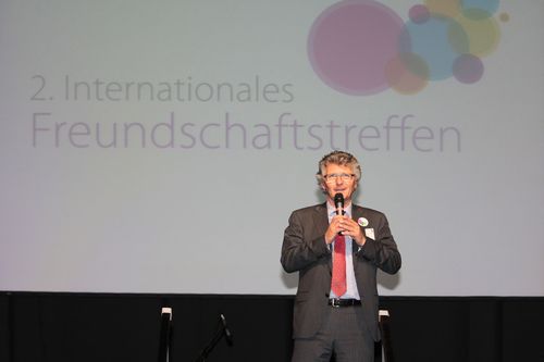 Gerd Schwandner begrüßt die Gäste des 2. Internationalen Freundschaftstreffens. Foto: Hergen Griesbach/CeWe Color