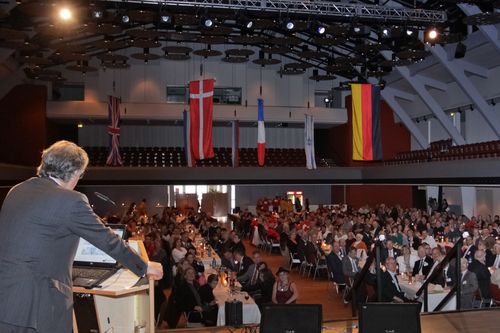 Oberbürgermeister Schwandner bei der Eröffnung in der Weser-Ems-Halle. Foto: Hergen Griesbach/CeWe Color