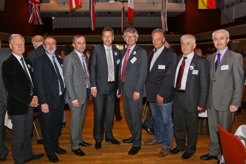 Vertreter der Partnerkommunen mit Oberbürgermeister Schwandner. Foto: Hergen Griesbach/CeWe Color