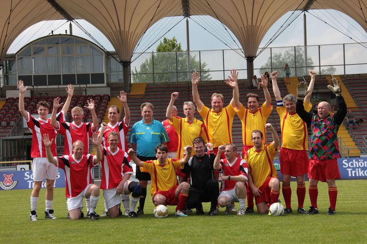 Die Mannschaften beim internationalen Fußball-Turnier mit Ratsleuten und Gästen aus den Partnerstädten. Foto: Hergen Griesbach/CeWe Color