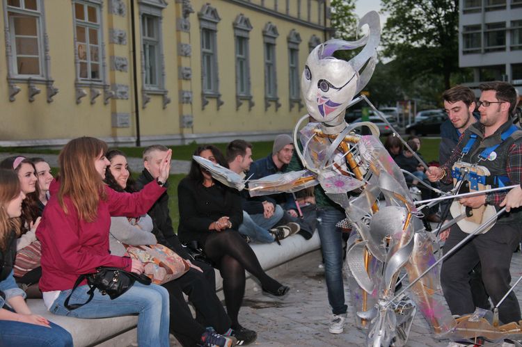 Musikmarathon: Figurentheater auf dem Schlossplatz. Foto: Hergen Griesbach/CeWe Color
