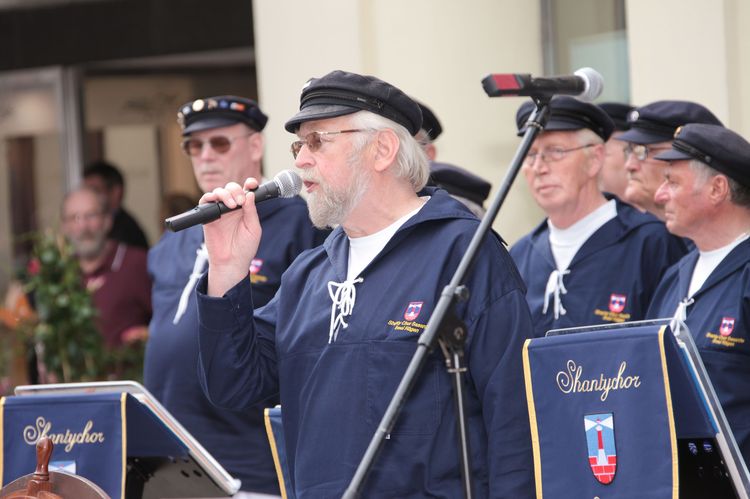 Auftritt der Shanty-Chöre Oldenburg und Sassnitz. Foto: Hergen Griesbach/CeWe Color