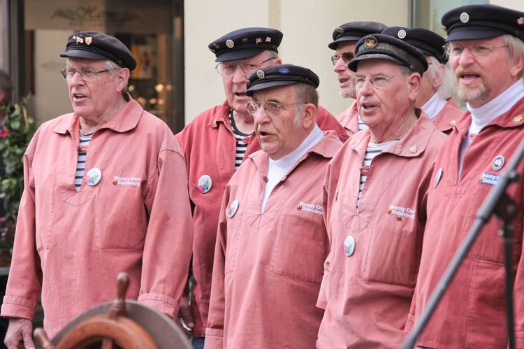 Auftritt der Shanty-Chöre Oldenburg und Sassnitz. Foto: Hergen Griesbach/CeWe Color