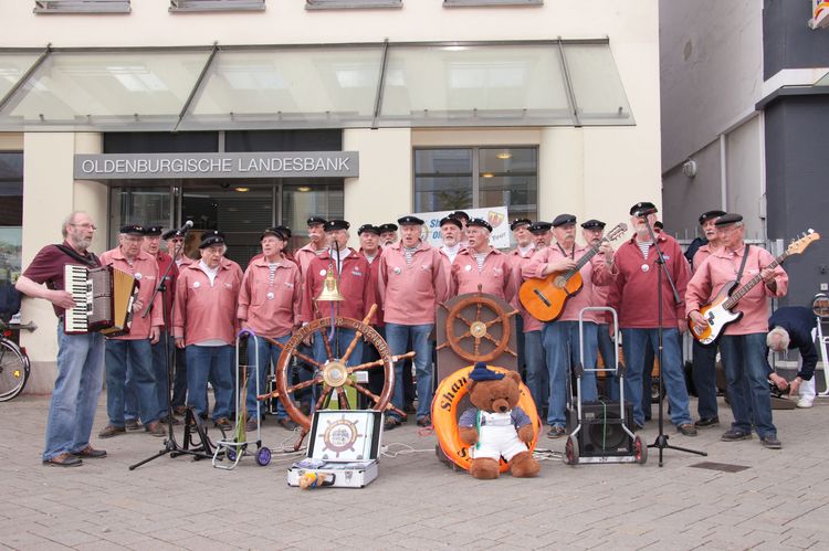 Auftritt der Shanty-Chöre Oldenburg und Sassnitz. Foto: Hergen Griesbach/CeWe Color