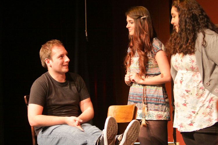 Jugendliche bei der Theater-Aufführung. Foto: Hergen Griesbach/CeWe Color