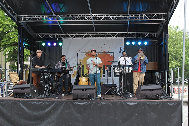 Salsa-Band Marcando bei UN!TE. Foto: Stadt Oldenburg