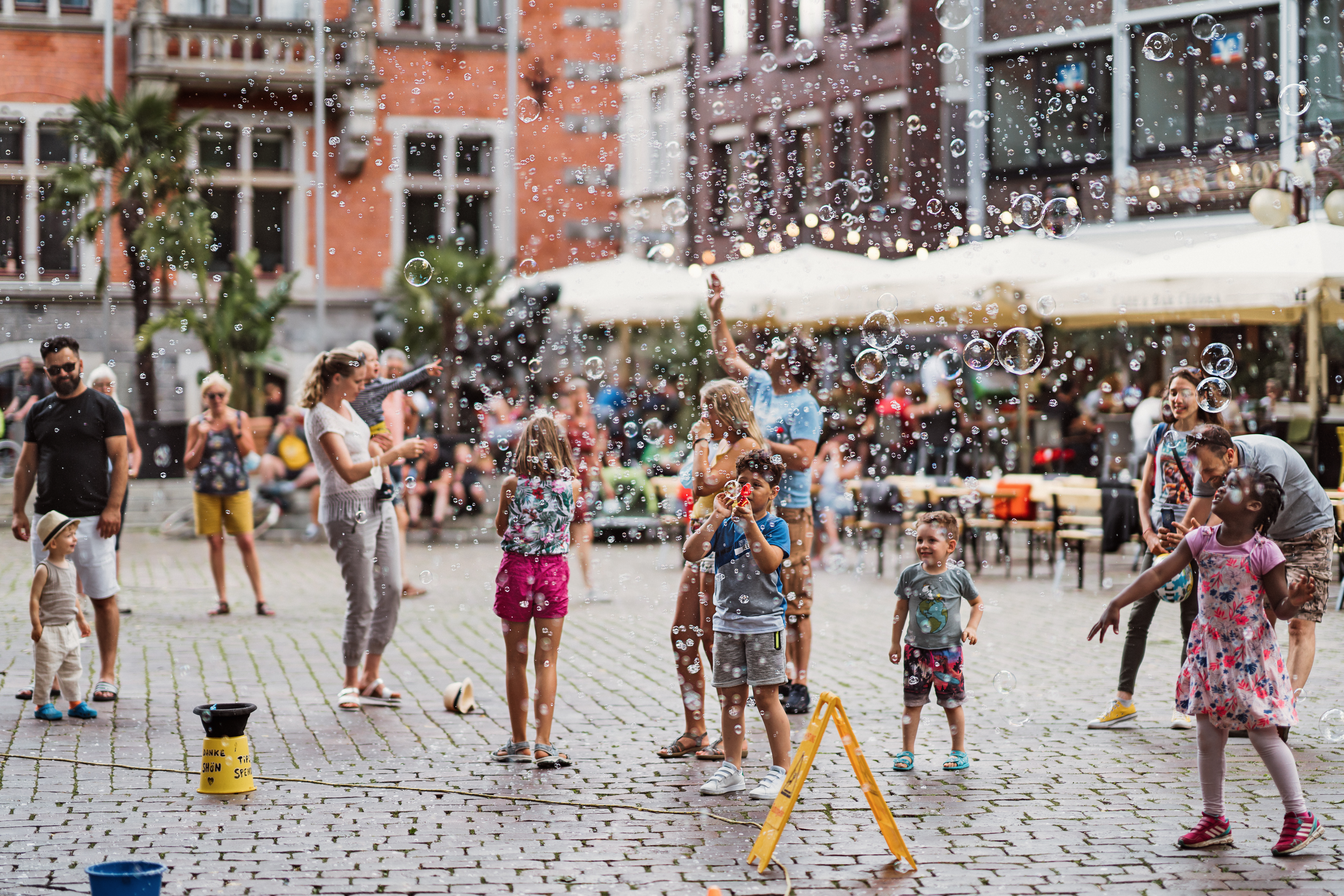 Seifenblasen und Kinder auf dem Rathausmarkt. Foto: Mittwollen und Gradetchliev