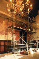 Spurensuche an den Wänden des Ratssaales. Foto: Stadt Oldenburg