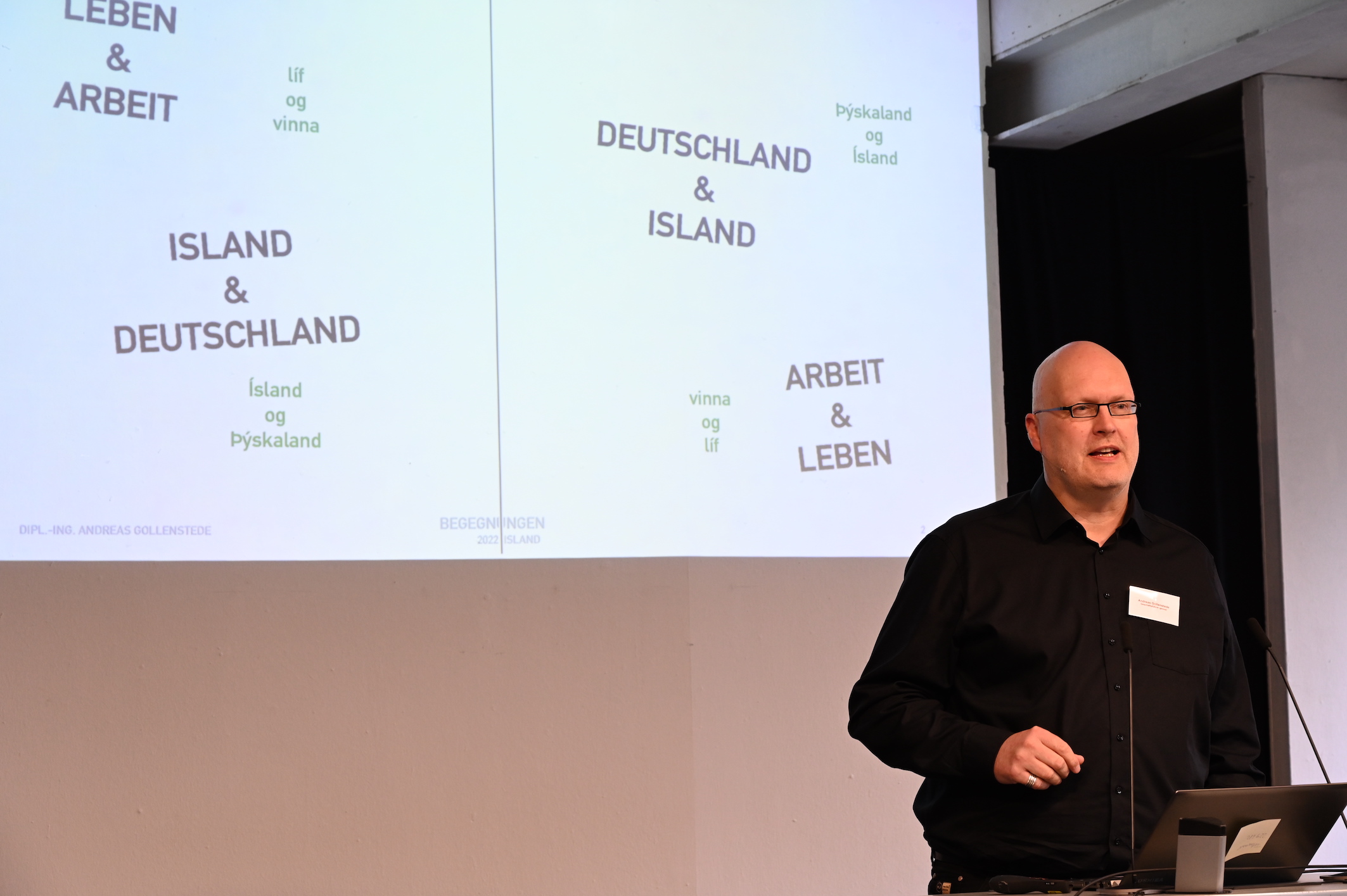 Referent Andreas Gollenstede vor der Präsentationsleinwand. Foto: Jörg Hemmen