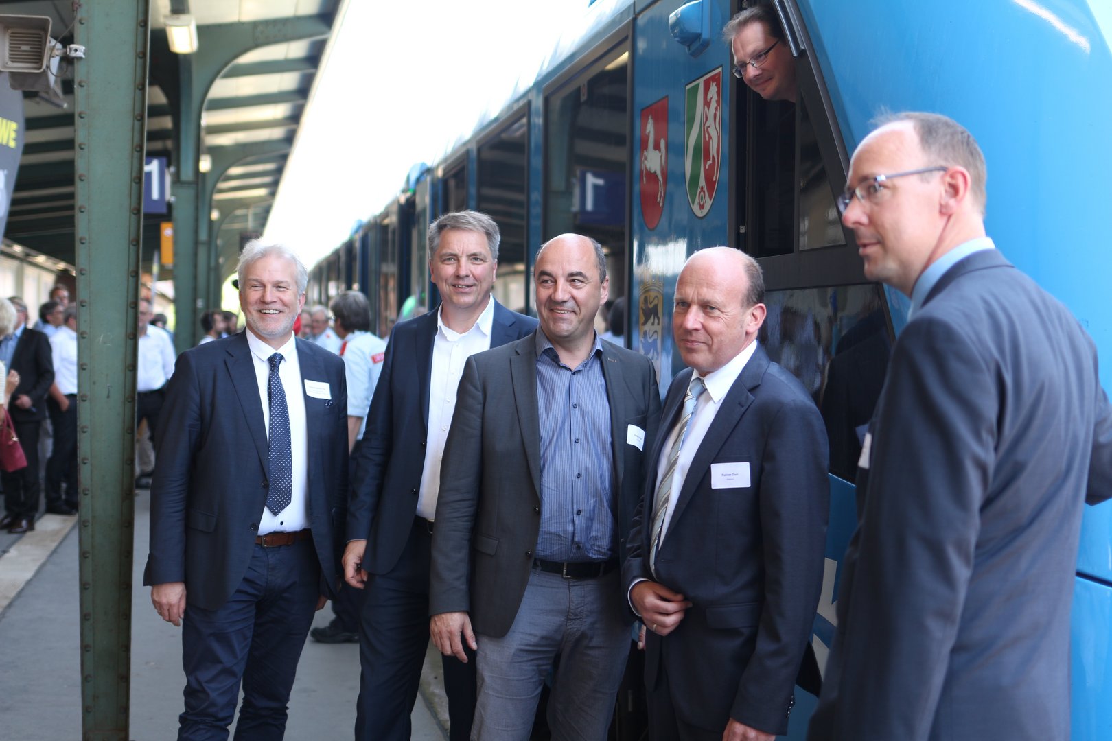 Roland Hentschel (Vorstandsvorsitzender OLEC e.V.), Jürgen Krogmann (Oberbürgermeister), Stefan Dohler (Vorstandsvorsitzender EWE AG), Rainer Don (ALSTOM) und Alexander Dyck (DLR-Institut für Vernetzte Energiesysteme). Foto: OLEC e.V.