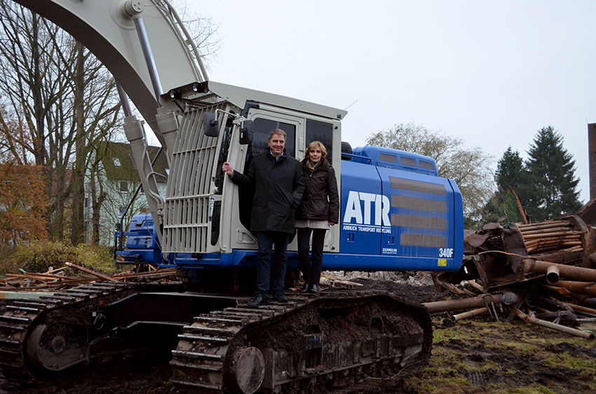 Stadt Oldenburg Herr OB Krogmann und die ehemalige Stadtbaurätin Frau Nießen auf einem Bagger. Foto: Stadt Oldenburg