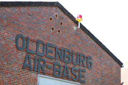 Stadt Oldenburg Schild "Oldenburg Air-Base" am Gebäude der Traditionsgemeinschaft. Foto: Stadt Oldenburg