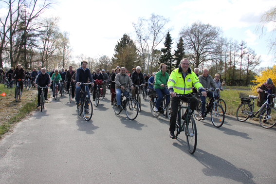 Stadt Oldenburg Bürgerinnen und Bürger mit dem Oberbürgermeister bei der Fahrradtour. Foto: Stadt Oldenburg