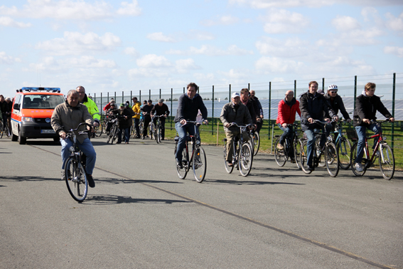 Stadt Oldenburg Bürgerinnen und Bürger mit dem Oberbürgermeister bei der Fahrradtour. Foto: Stadt Oldenburg