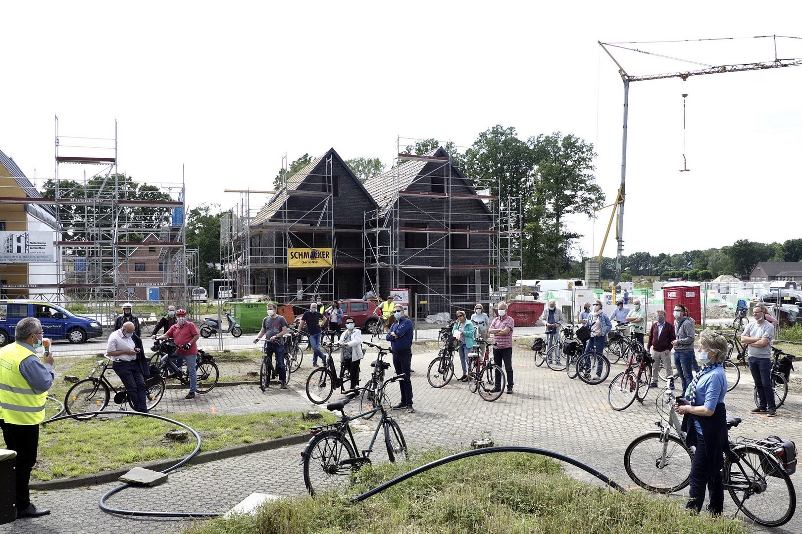 Ratsmitglieder und Oberbürgermeister Krogmann schauen sich den Baufortschritt an. Foto: Sascha Stüber
