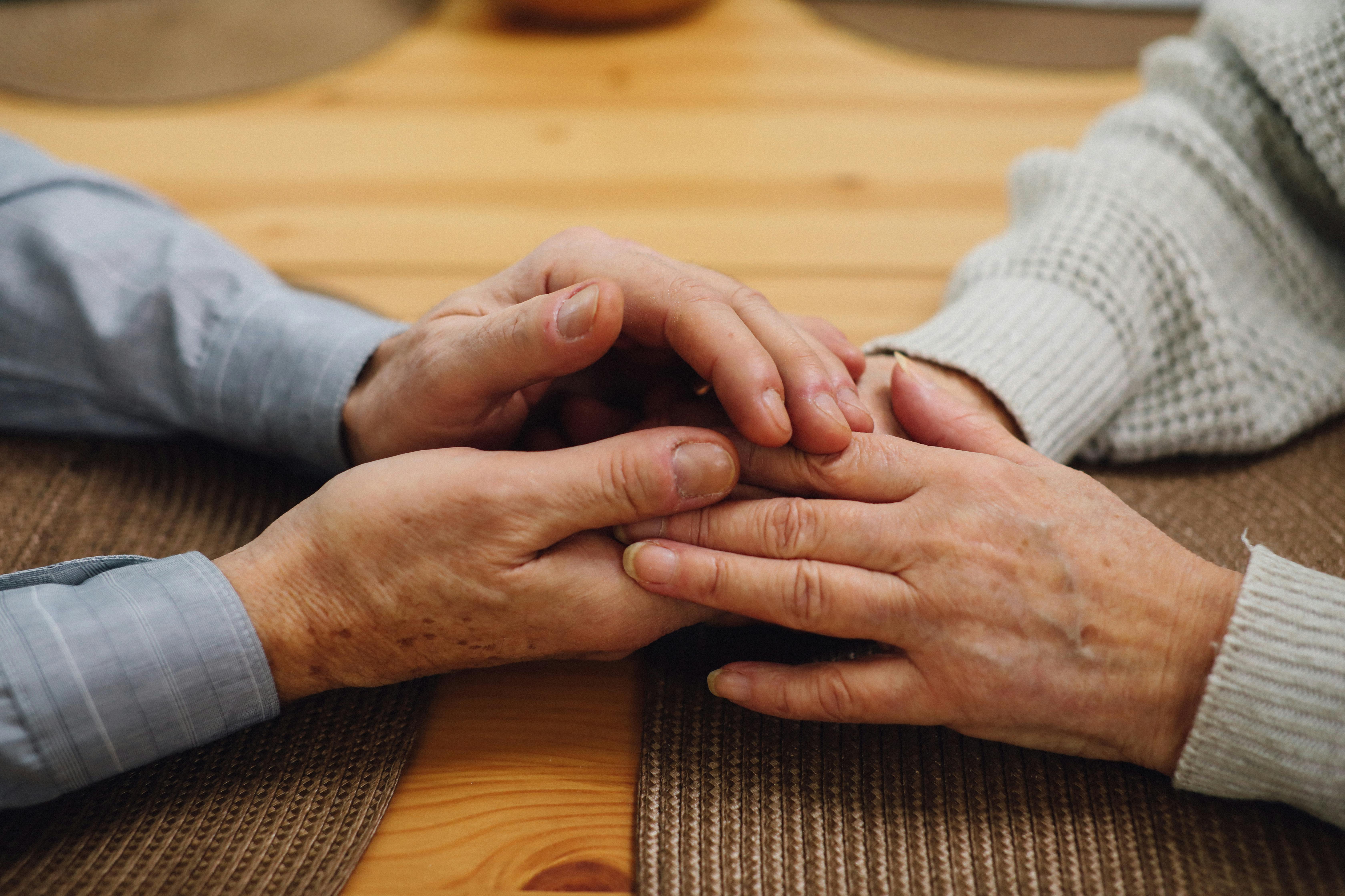 Hände halten einander. Foto: T Leish/Pexels