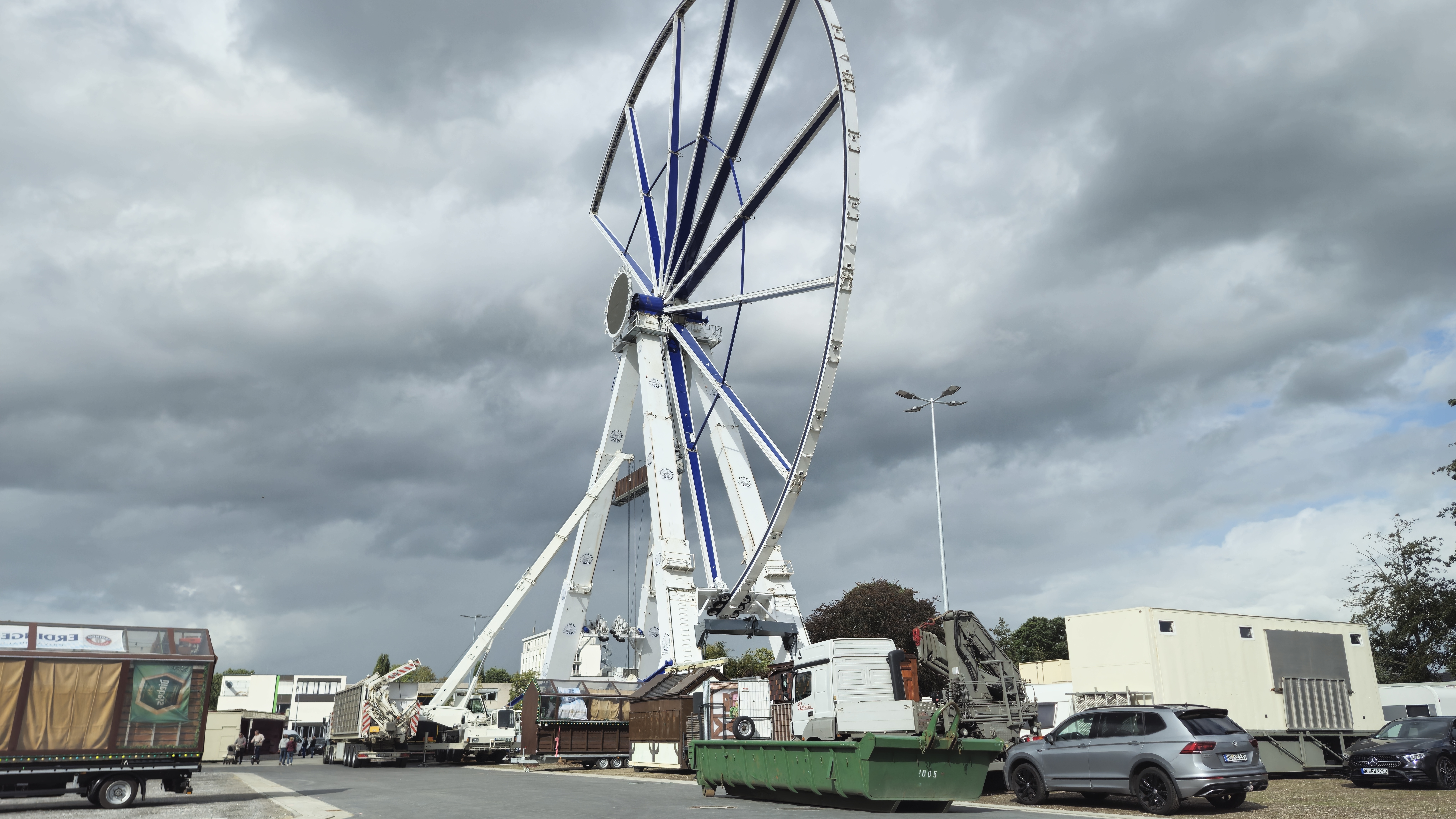 Der Aufbau vom Riesenrad auf dem Kramermarkt am 15. September 2025. Foto: Stadt Oldenburg